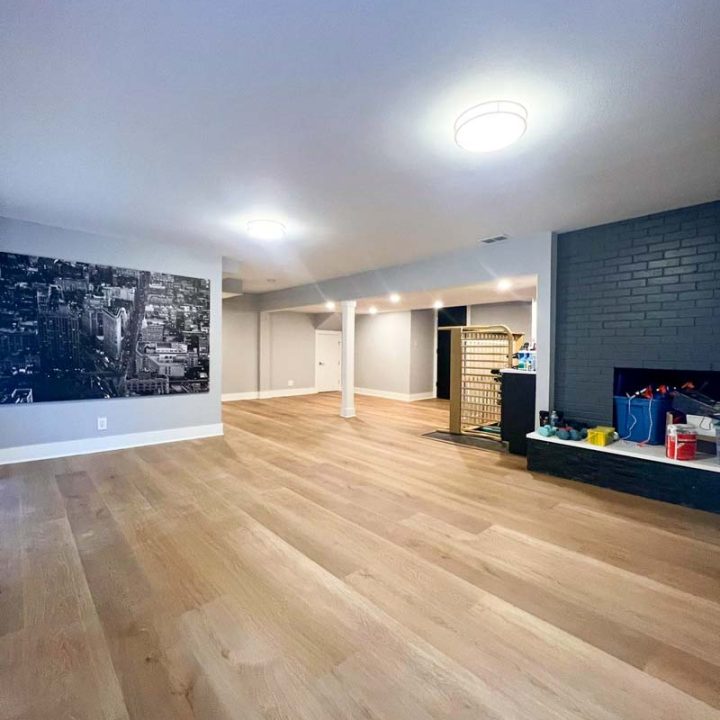 Laminate floors highlighted in a wide and empty-spaced home interior